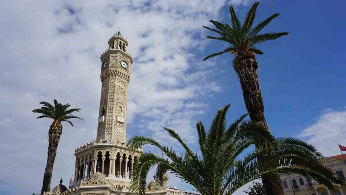 İzmir Saat Kulesi 125 yıldır Konak Meydanı'nda turistlerin ilk durağı oluyor