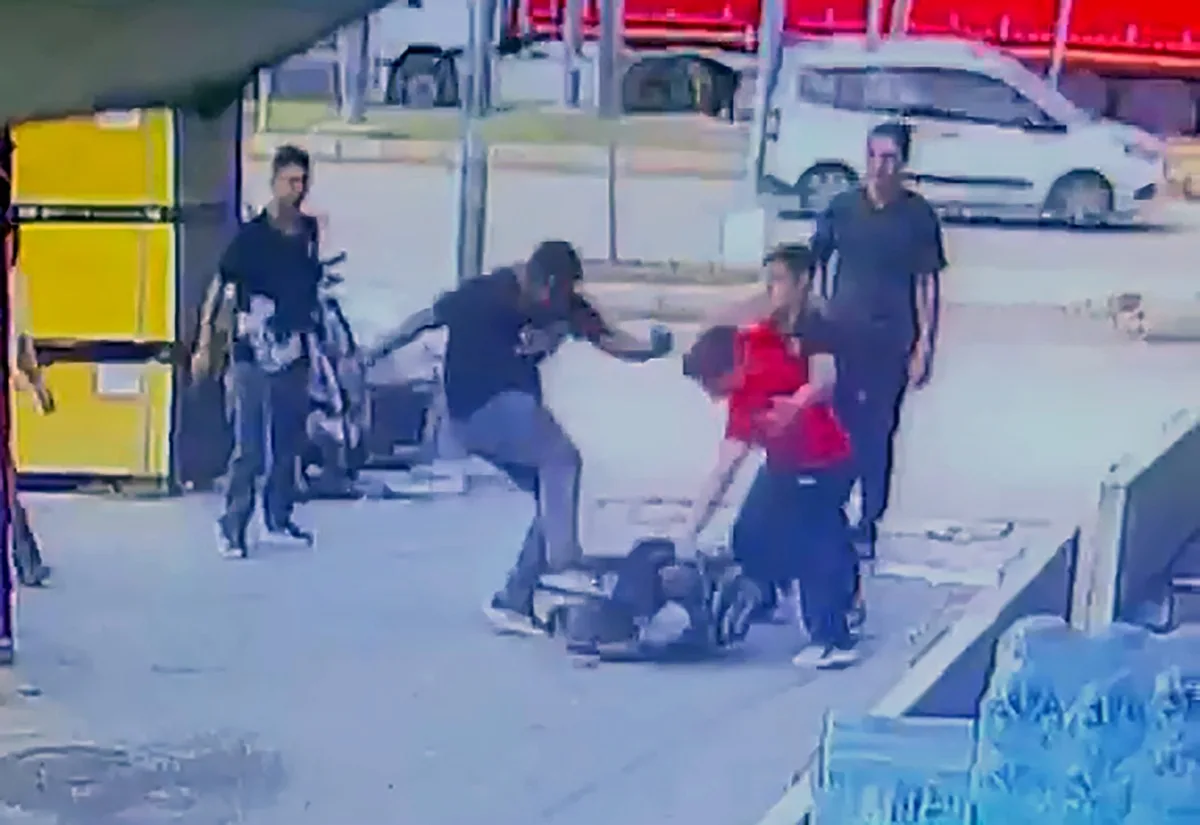 Adana Yüreğir'de 2 çocuk, tartıştıkları çocuğu dövüp yerde sürükledi