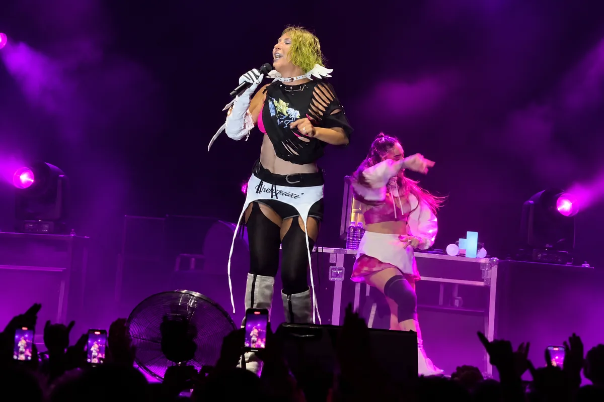 Hande Yener yeni tarzıyla sahne aldı