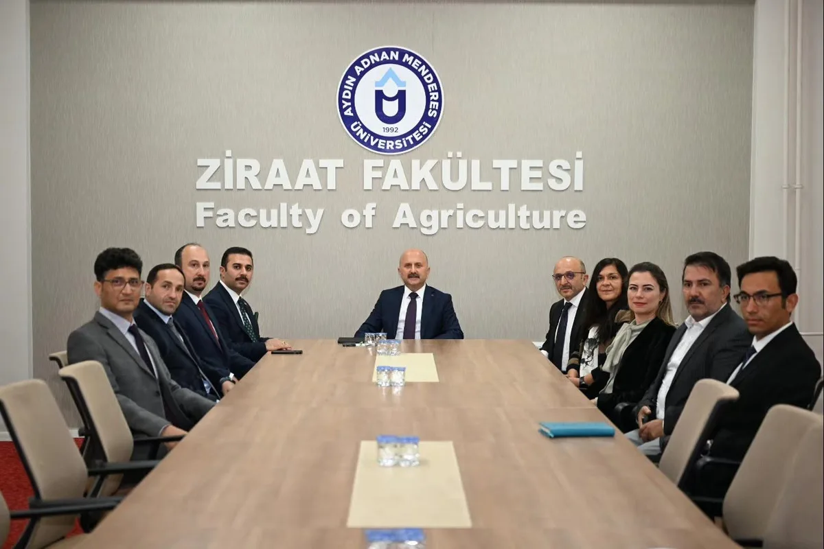 Aydın Valisi Varol, Koçarlı'da ADÜ Ziraat Fakültesi'nde incelemelerde bulundu