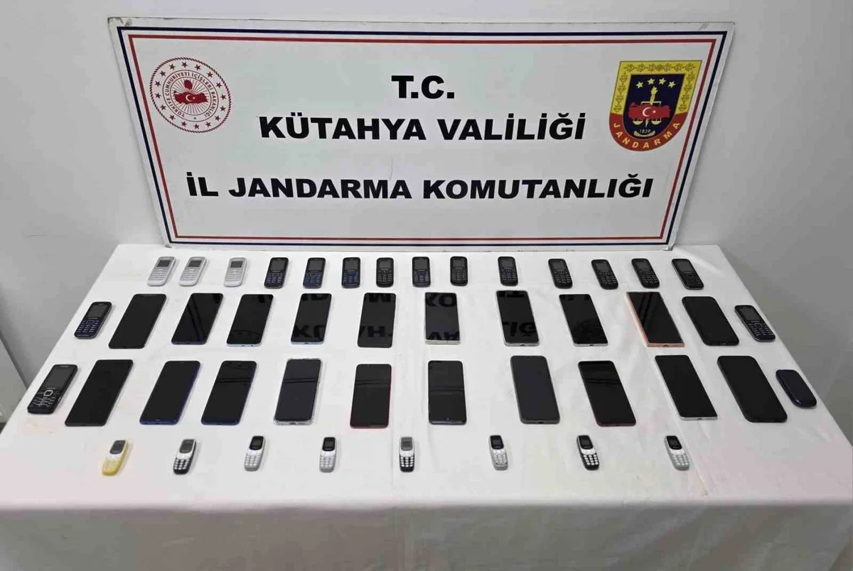 Kütahya Simav'da 3 ayrı operasyonda 45 kaçak telefon ele geçirildi