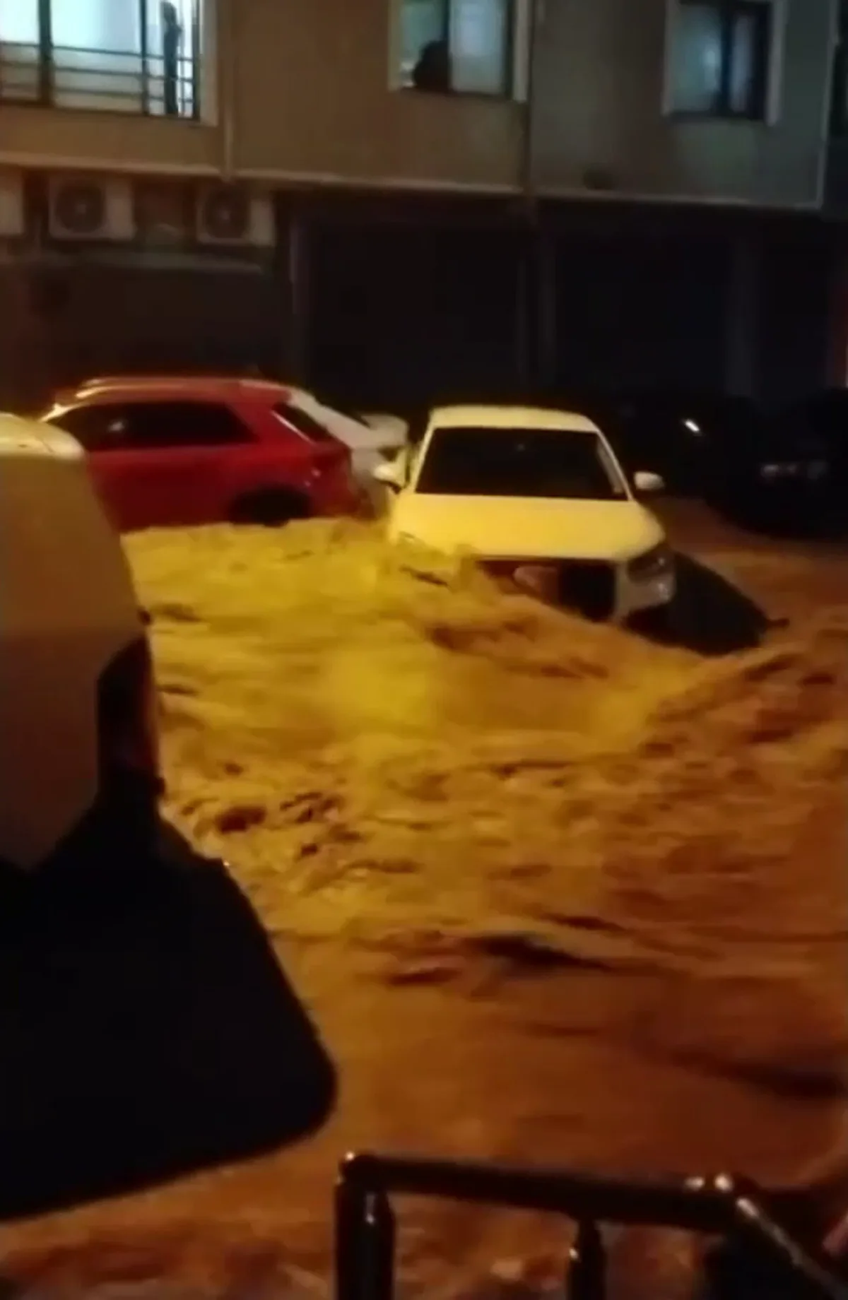 Sakarya Karasu'da şiddetli sağanak sonrası sel park halindeki araçları sürükledi