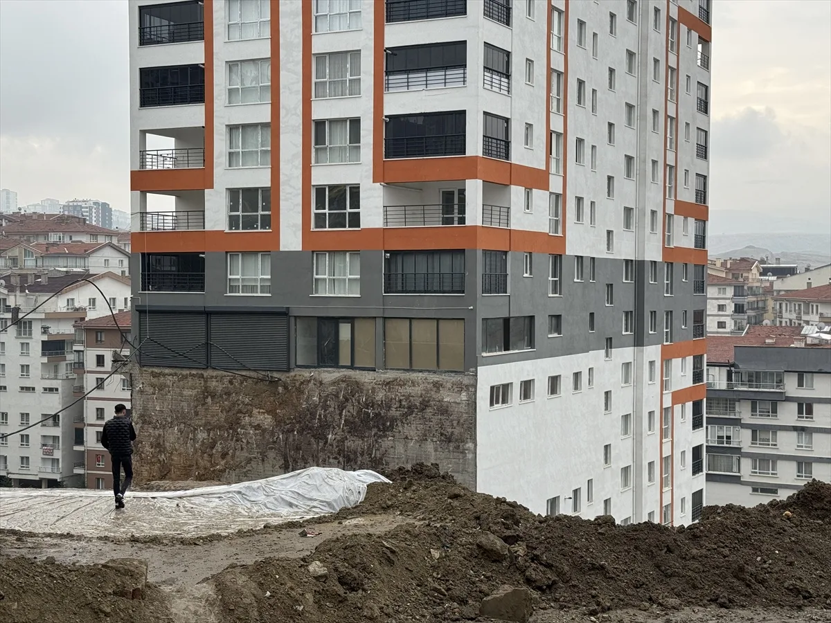 Ankara Mamak'ta istinat duvarı çöken 17 katlı apartman tahliye edildi