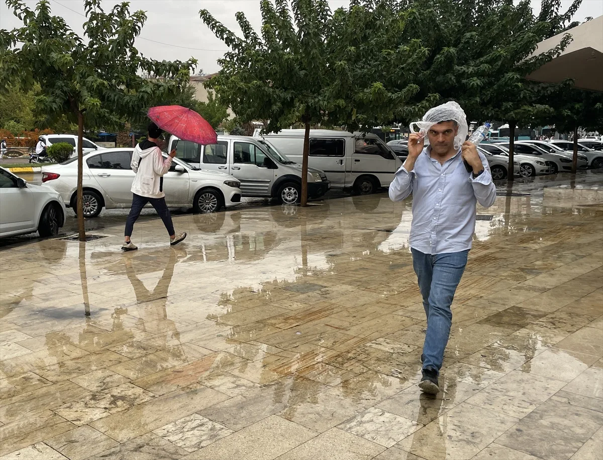 Şanlıurfa'da sağanak, yollarda su birikintisi oluşturdu, vatandaşlar zor anlar yaşadı