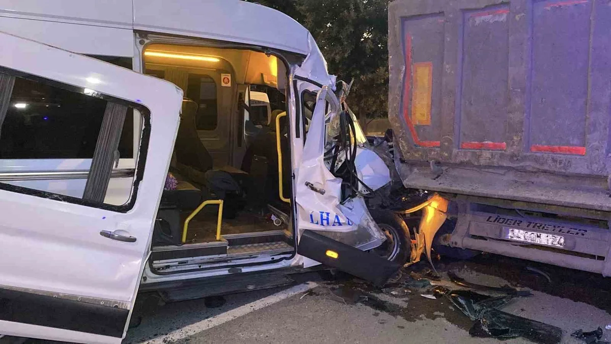 Arnavutköy'de servis minibüsü hafriyat kamyonuna çarptı, 9 kişi hafif yaralandı