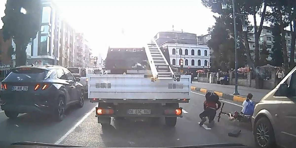 Trabzon Araklı'da elektrikli bisikletli iki çocuk minibüse çarparak yaralandı