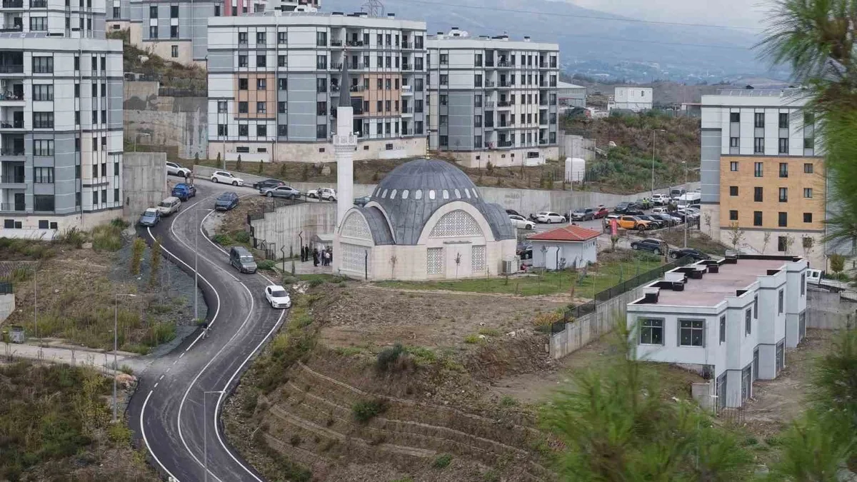 Hatay'da asrın felaketinden bu yana 136'ncı cami Defne'de ibadete açıldı
