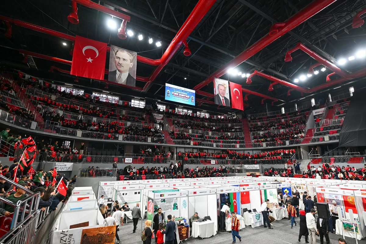 Gaziantep'te 8. Türk Dünyası Bilim ve Kültür Şenliği 30 yurt dışı öğrenciyle başladı