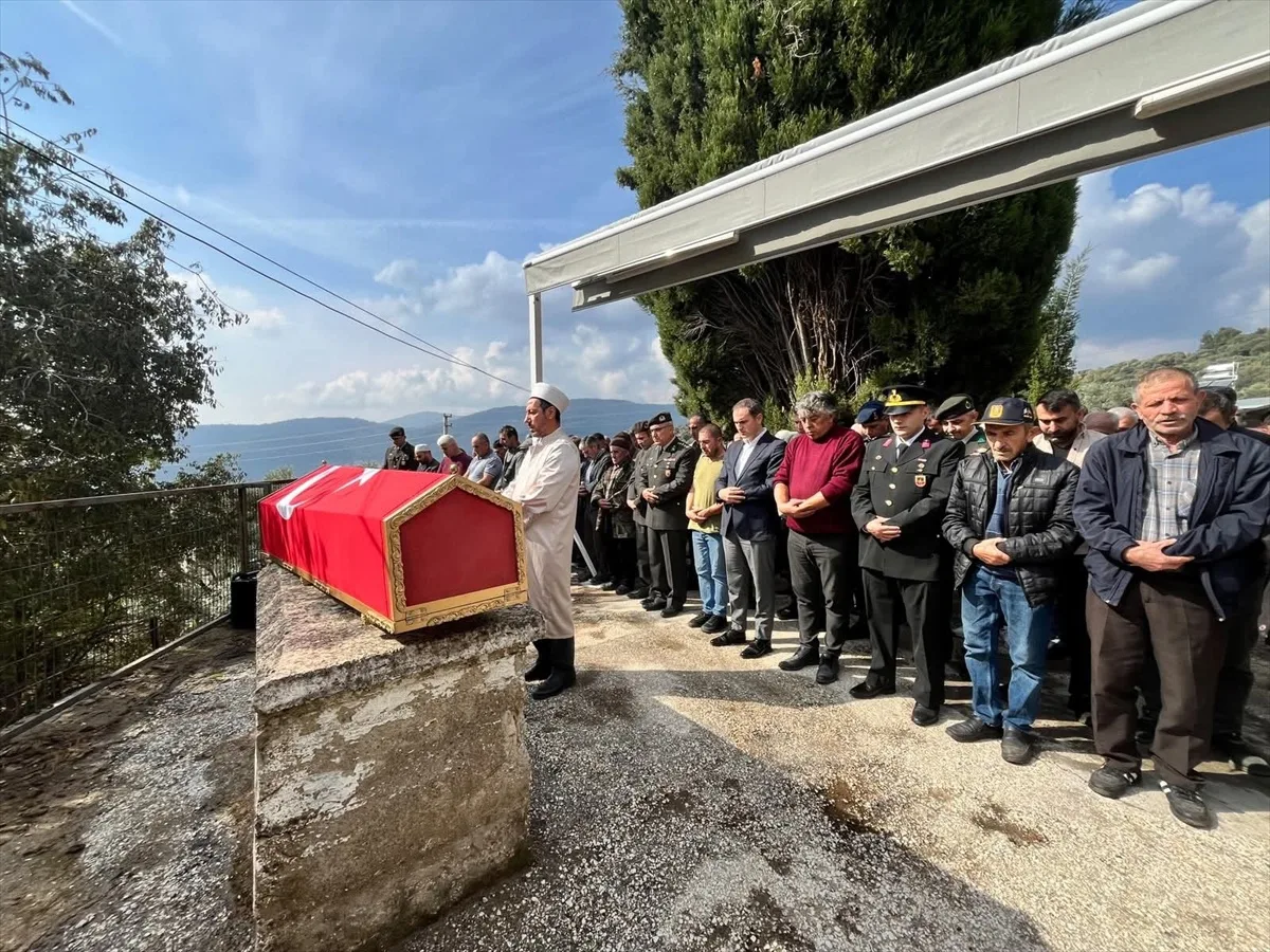 İzmir Bayındır'da hayatını kaybeden Kıbrıs gazisinin cenazesi toprağa verildi