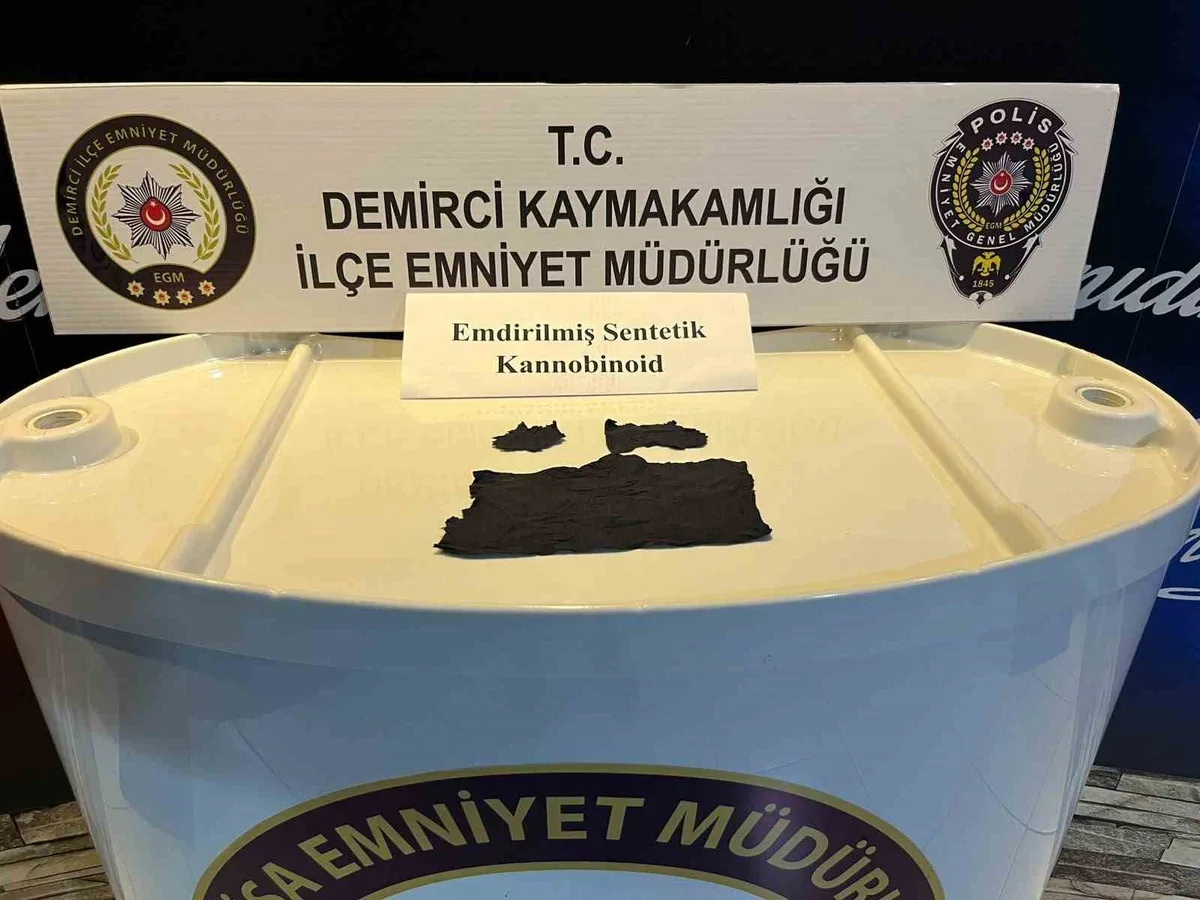 Demirci'de araçta bin içimlik sentetik kannabinoid ele geçirildi, şüpheli tutuklandı