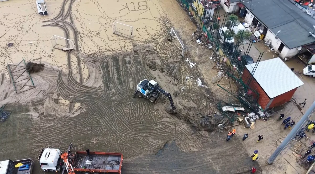 Sarıyer'de sel sonrası riskli yapıların yıkımı stadyum çevresinde sürüyor