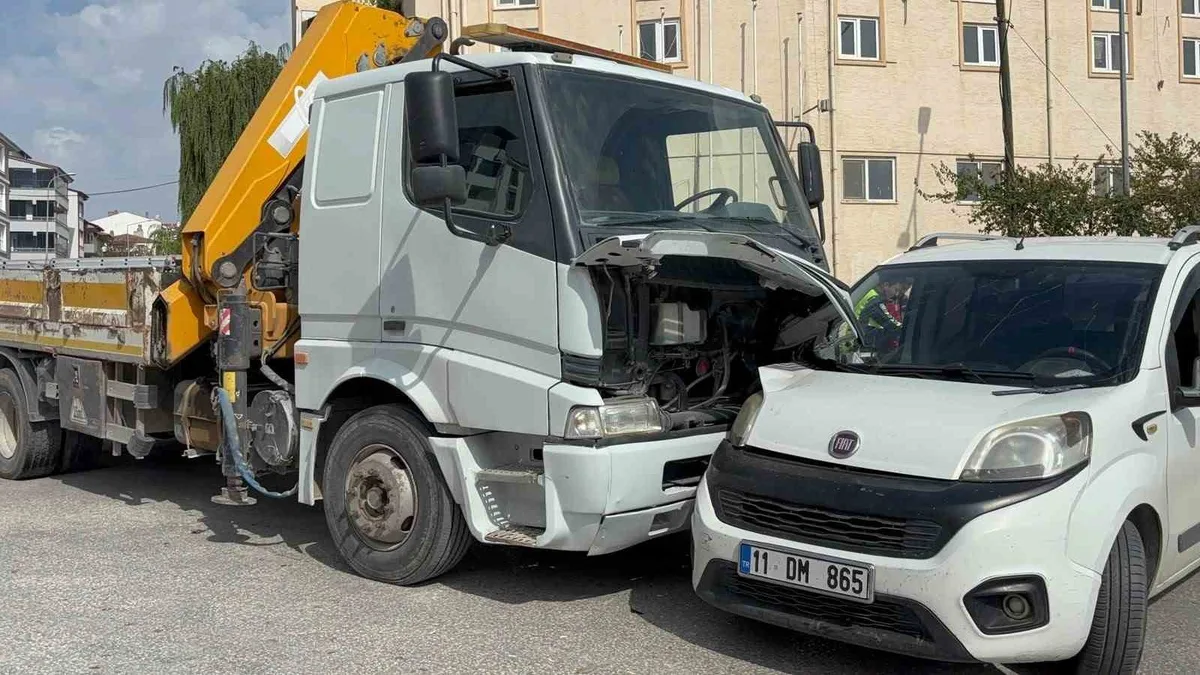 Bilecik'te vinçle çarpışan hafif ticari araçtaki 1 kişi yaralandı