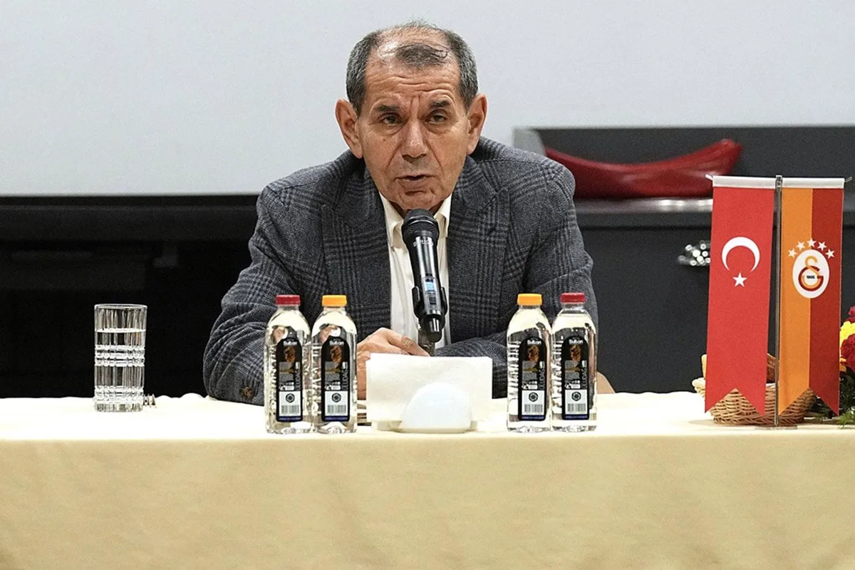 Dursun Özbek, taraftarın ateş püskürdüğü yıldız oyuncusuna sahip çıktı: Hiçbir yere gidemez