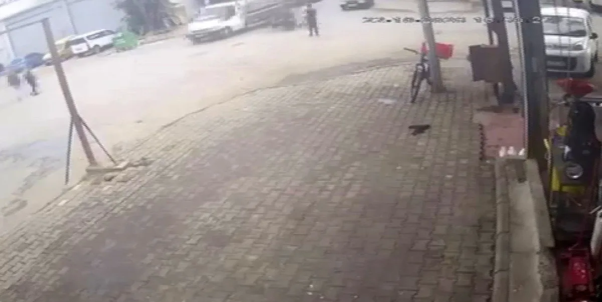 İzmir Bornova'da motosiklet kamyonetin altına girdi, sürücü sıyrıklarla kurtuldu