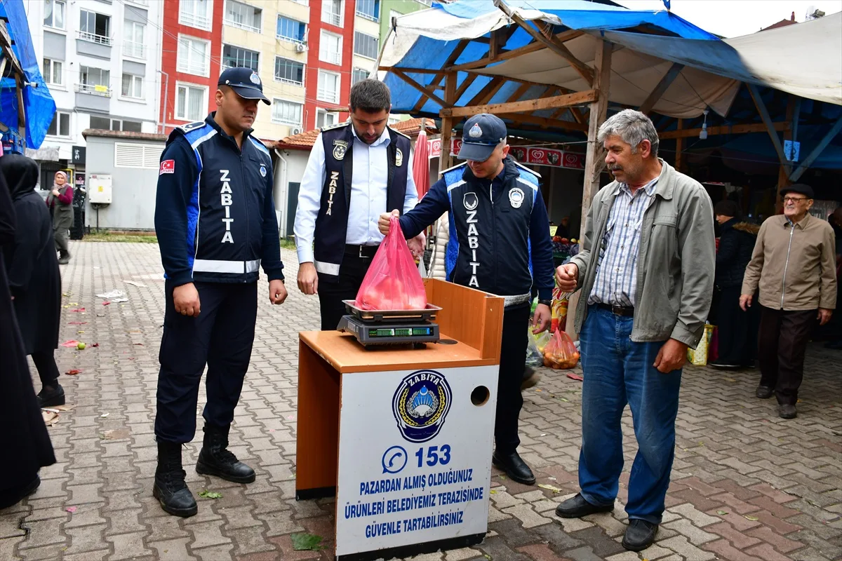 Samsun Terme'de zabıta semt pazarlarında fiyat etiketi ve tartı denetimini sürdürüyor