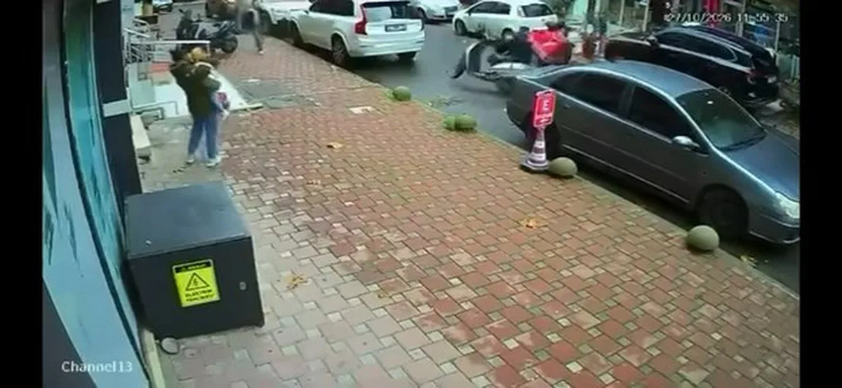 Çekmeköy'de iddiaya göre aküsü değişen motosiklet yardım eden kişiyi yere düşürdü
