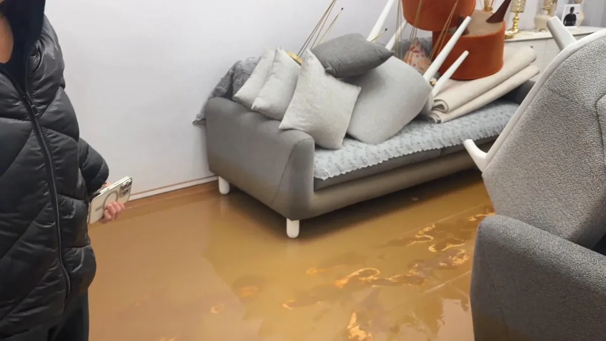 Beykoz'da sağanak bir evi çamura buladı, ev sahibi İSKİ'den yardım bekliyor
