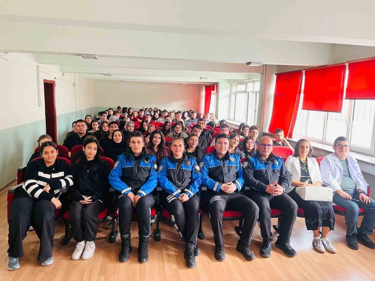 Afyonkarahisar'da polis, lise öğrencilerine güvenlik ve siber zorbalık eğitimi verdi.