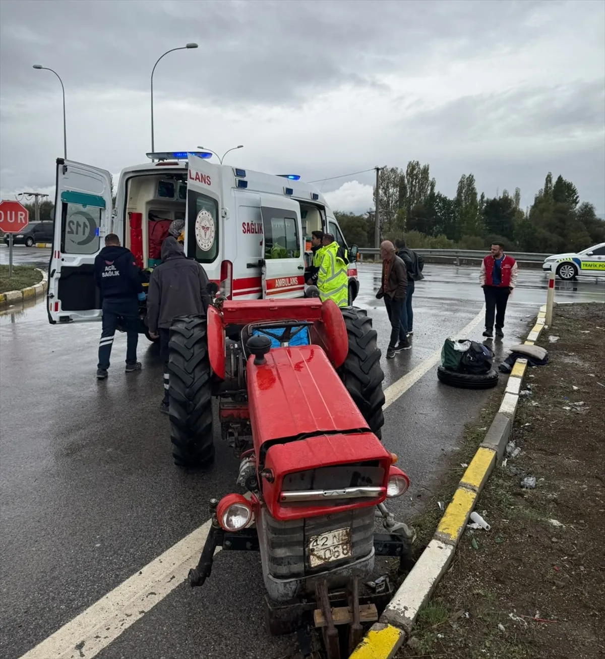 Konya Seydişehir'de traktör ile otomobil çarpıştı, kazada 3 kişi yaralandı