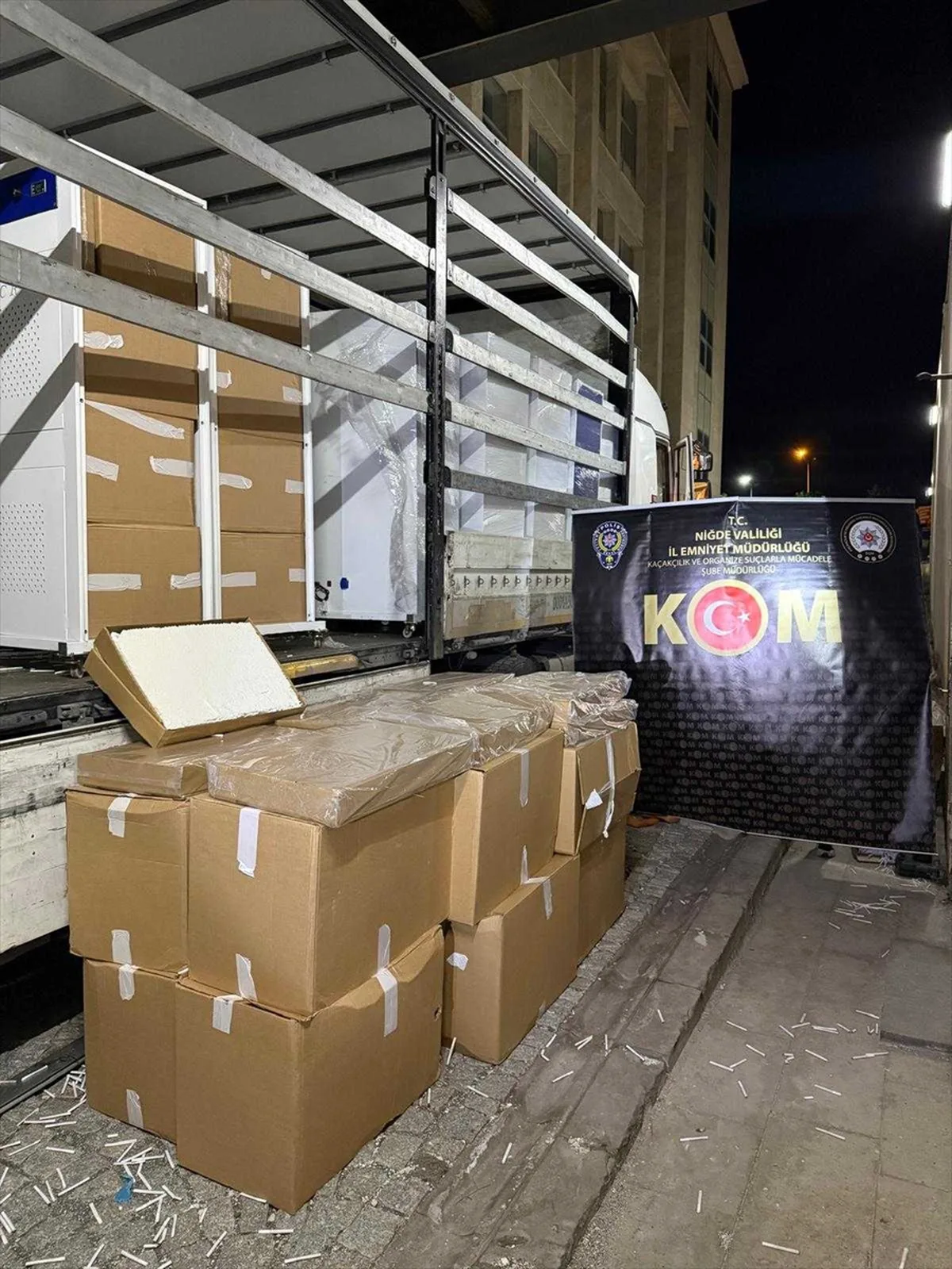 Niğde'de tırda 1 milyon 900 bin doldurulmuş makaron bulundu, 2 zanlı tutuklandı