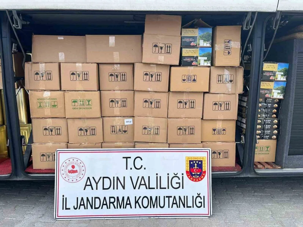 Aydın Köşk'te şehirlerarası otobüste 2,4 milyon TL'lik kaçak incir ele geçirildi