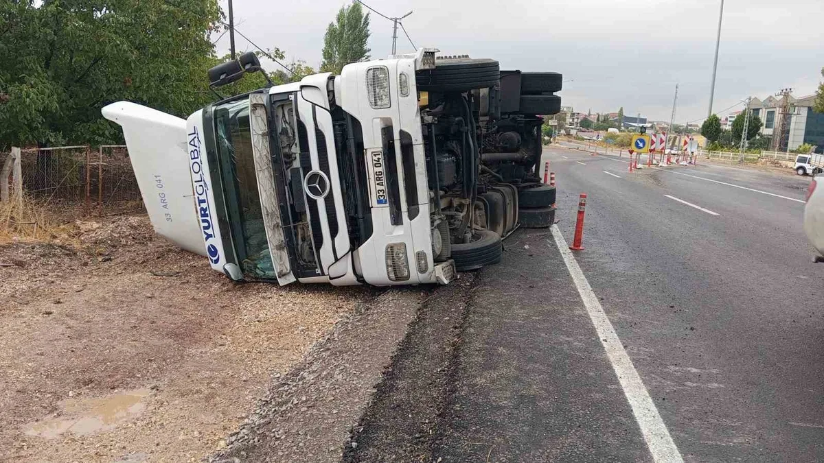 Adıyaman Gölbaşı'nda tırın yan yatması sonucu sürücü yaralanmadı, araçta hasar oluştu
