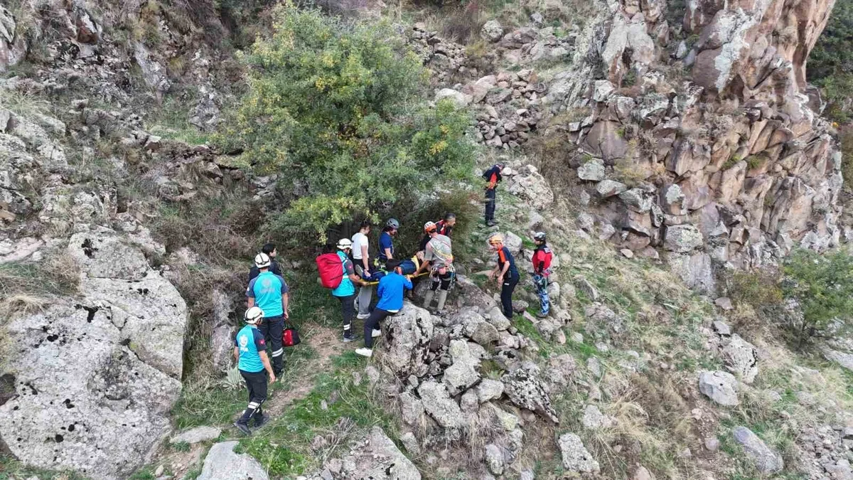 Kayseri Melikgazi'de dere yatağına düşen şahıs 3 saatlik operasyonla kurtarıldı