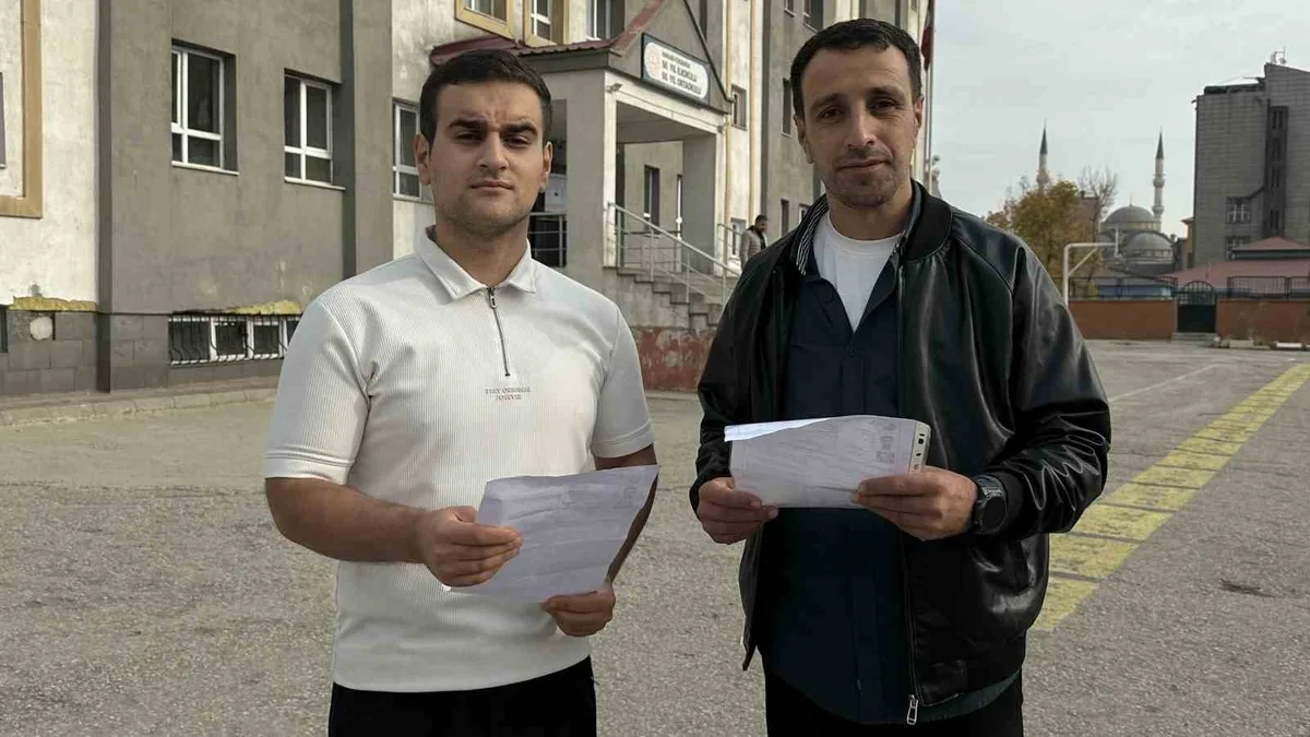 Hakkari Yüksekova'da baba ile oğul aynı okulda KPSS Ortaöğretim sınavına girdi