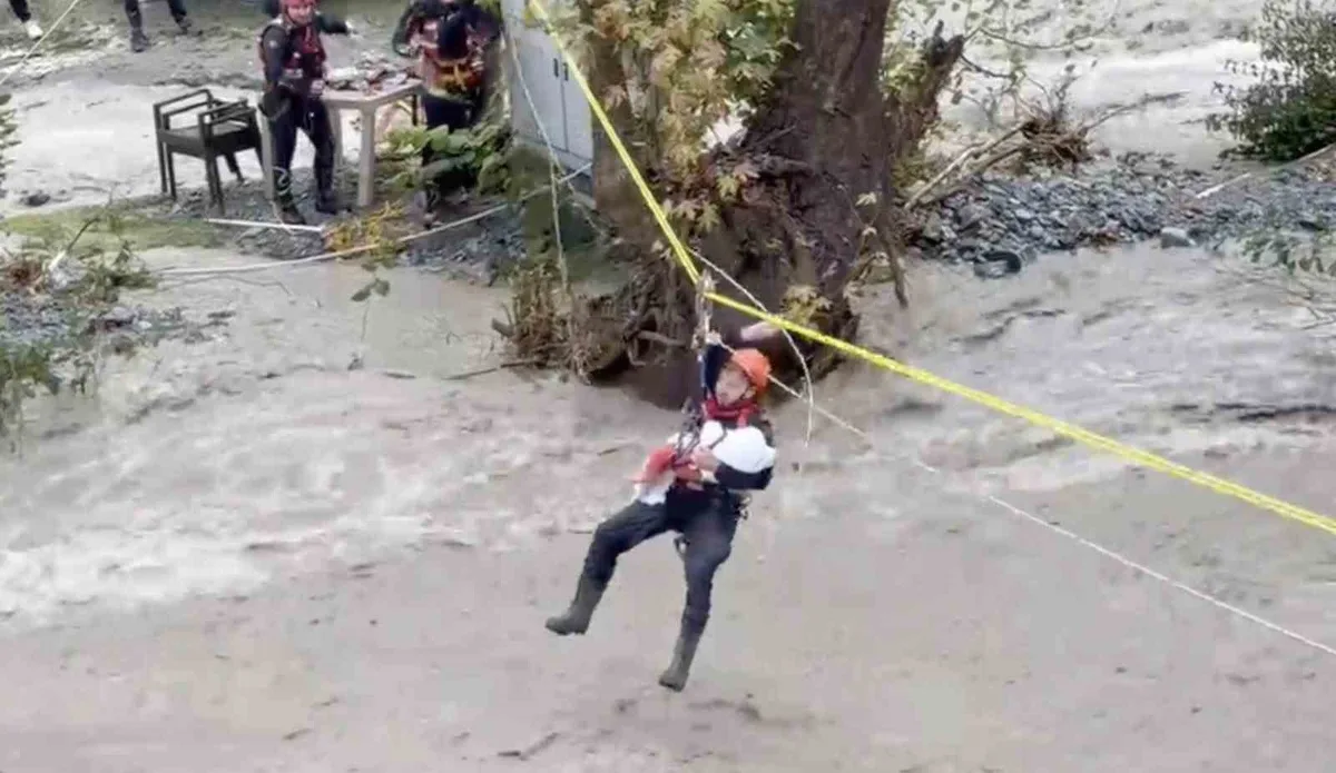 Sakarya Sapanca'da jandarma, selde mahsur bebeği ipli teleferikle uyutarak kurtardı