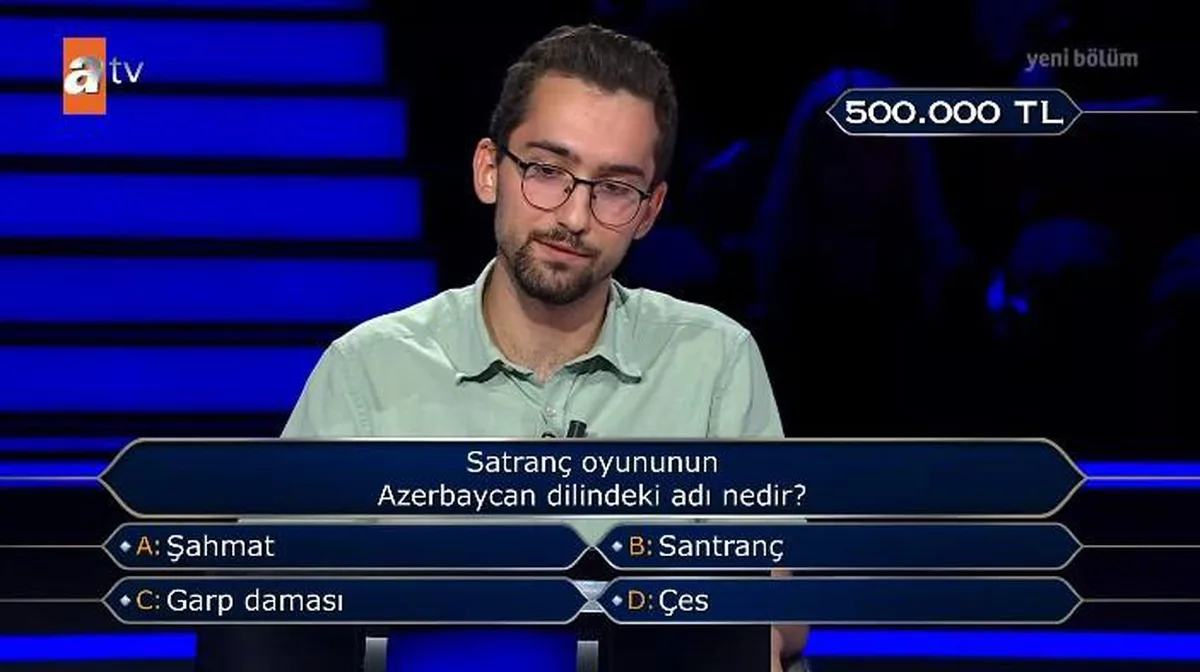 Satranç oyununun Azerbaycan dilindeki adı nedir?