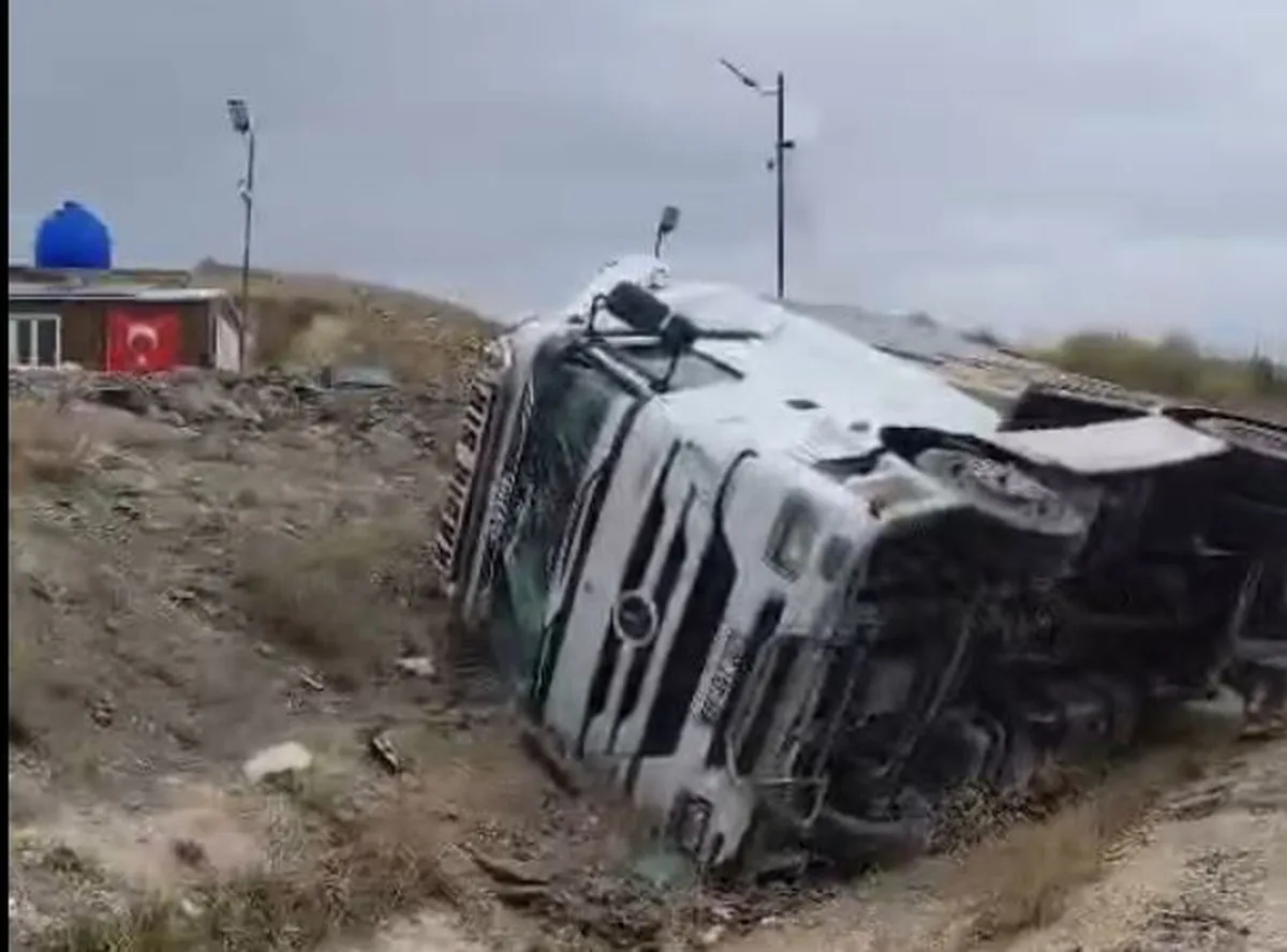 Ankara'da kayganlaşan yolda kontrolden çıkan TIR devrildi, sürücü hafif yaralandı