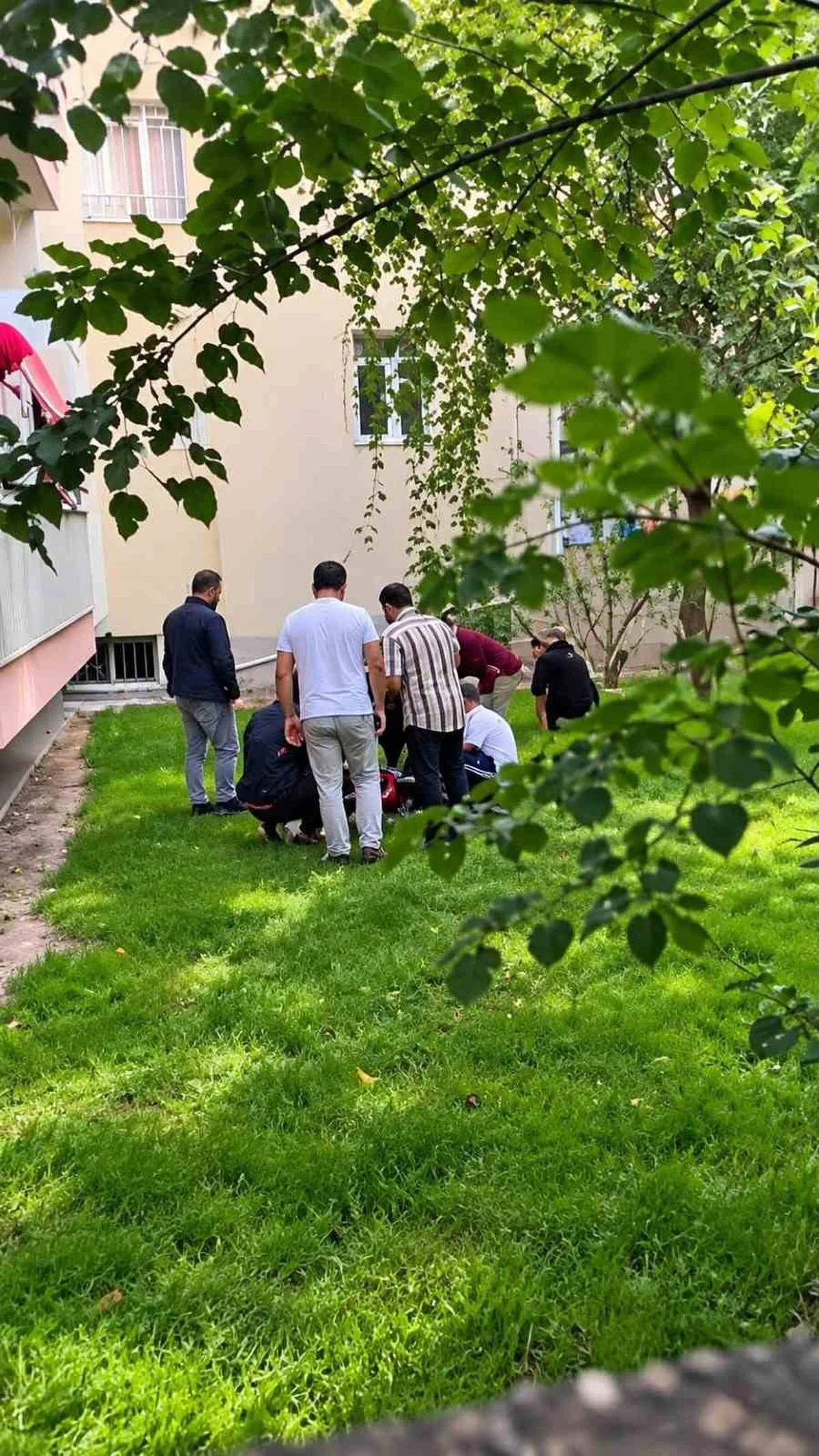 Batman'da 5 katlı binanın ikinci katından düşen 17 yaşındaki kız hastaneye kaldırıldı