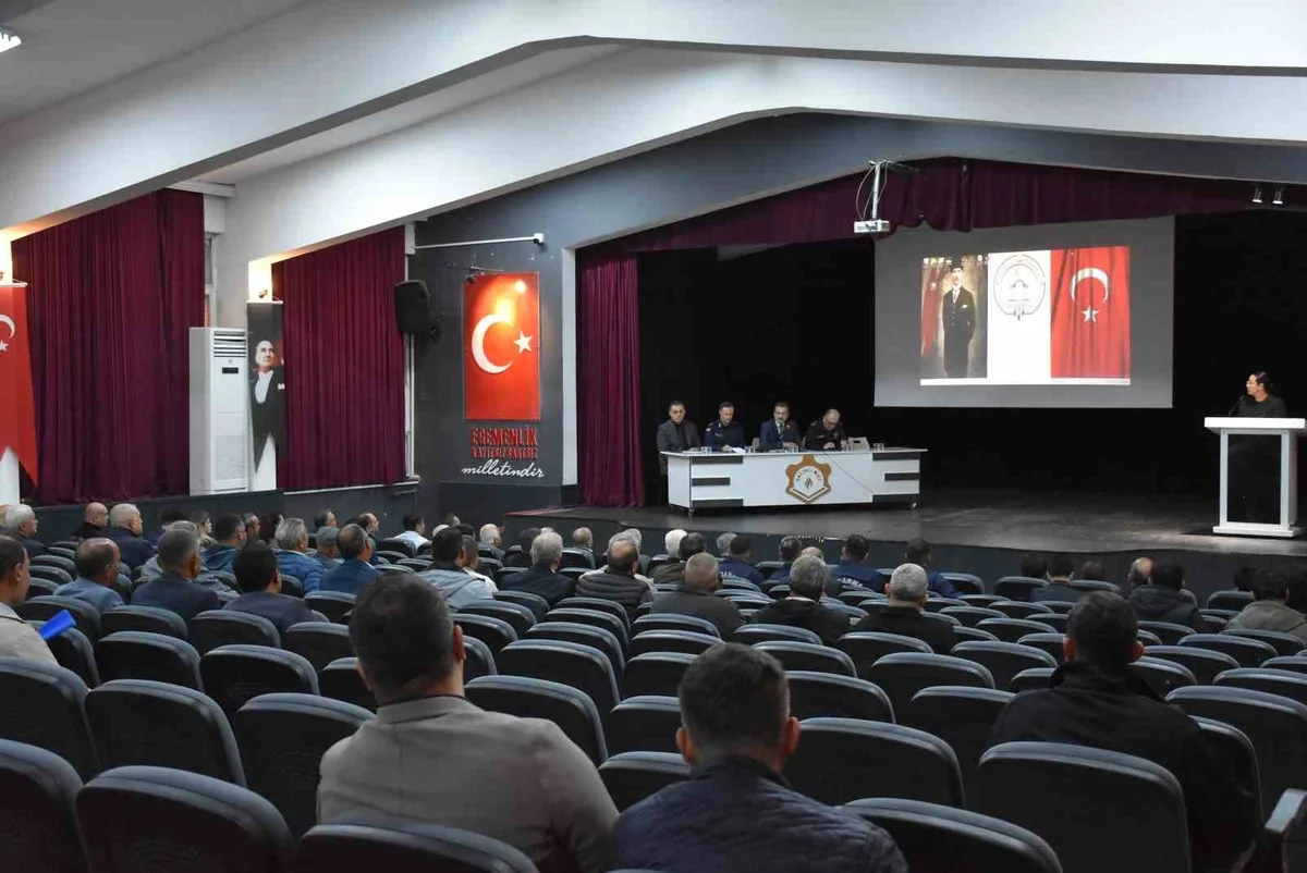Salihli'de muhtarlar toplantısında mevsimlik tarım işçilerinin ihtiyaçları görüşüldü