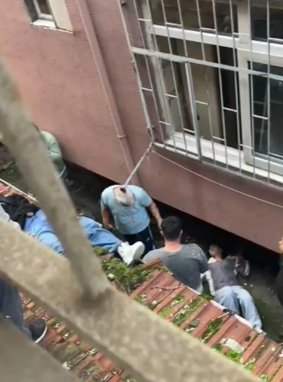 Küçükçekmece'de 3. kattan düşen 2 genç kızdan birinin hayati tehlikesi var