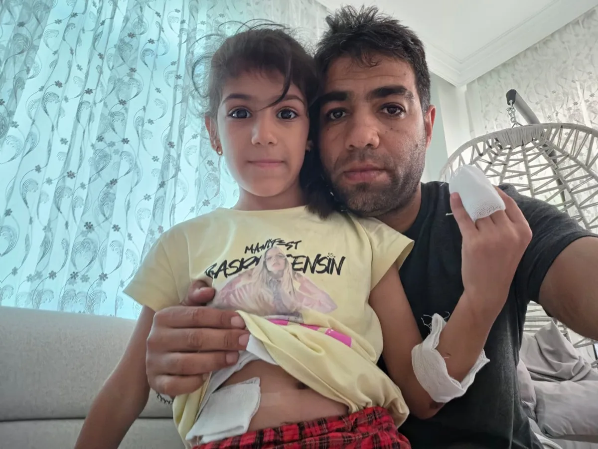 Adana'da çukura giren elektrikli bisiklet devrildi, baba ve kızı yaralandı
