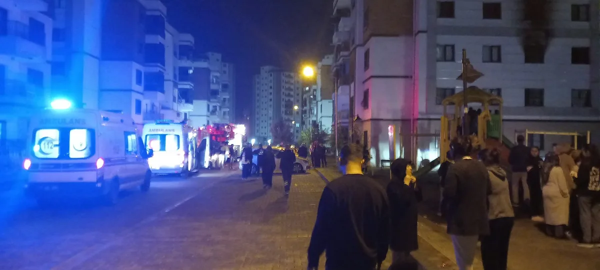 Diyarbakır Kayapınar'da apartman yangınında 3'ü çocuk 5 kişi dumandan etkilendi