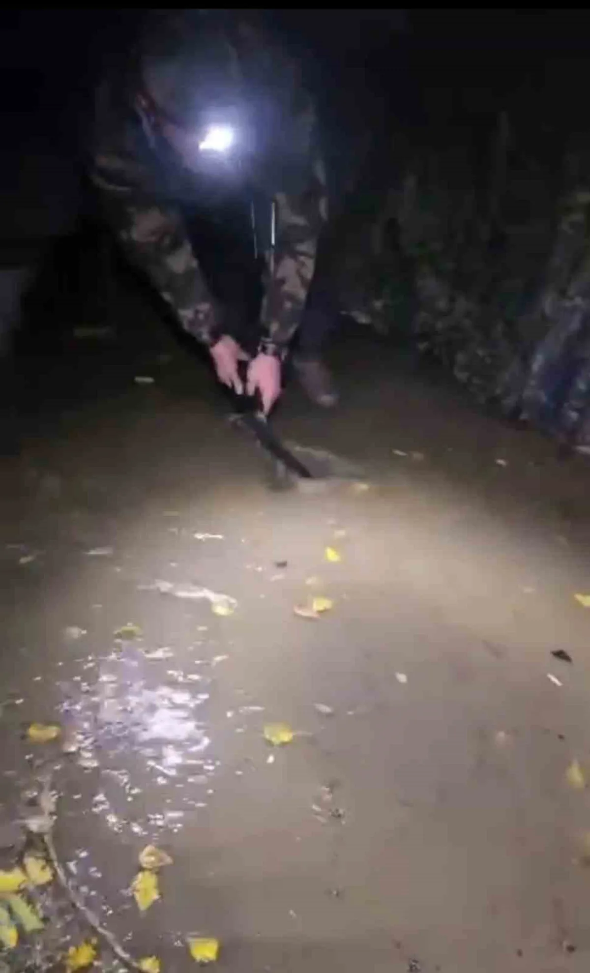 Elazığ Sivrice'de Hazar Gölü kıyısında kamp yapan grup fırtınada zor anlar yaşadı