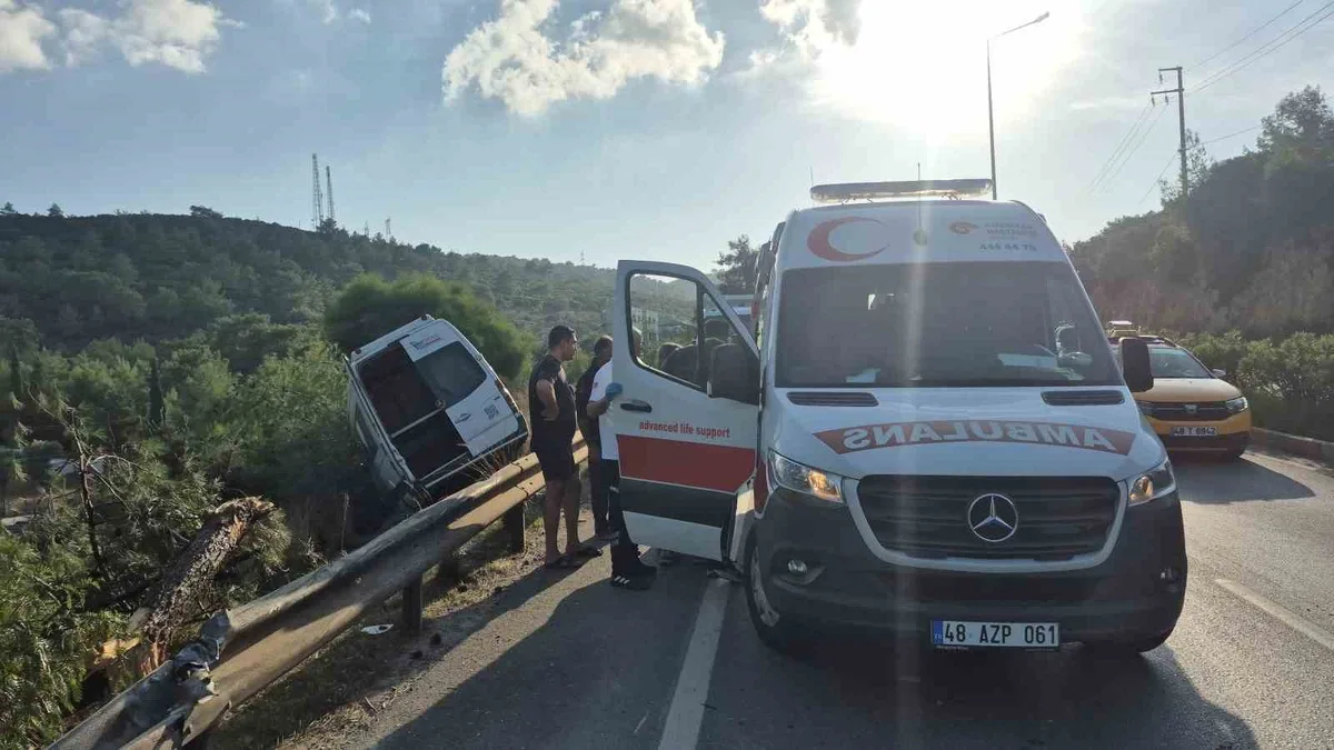 Bodrum'da makas atan otomobilin çarptığı minibüs şarampole uçtu, 2 kişi yaralandı