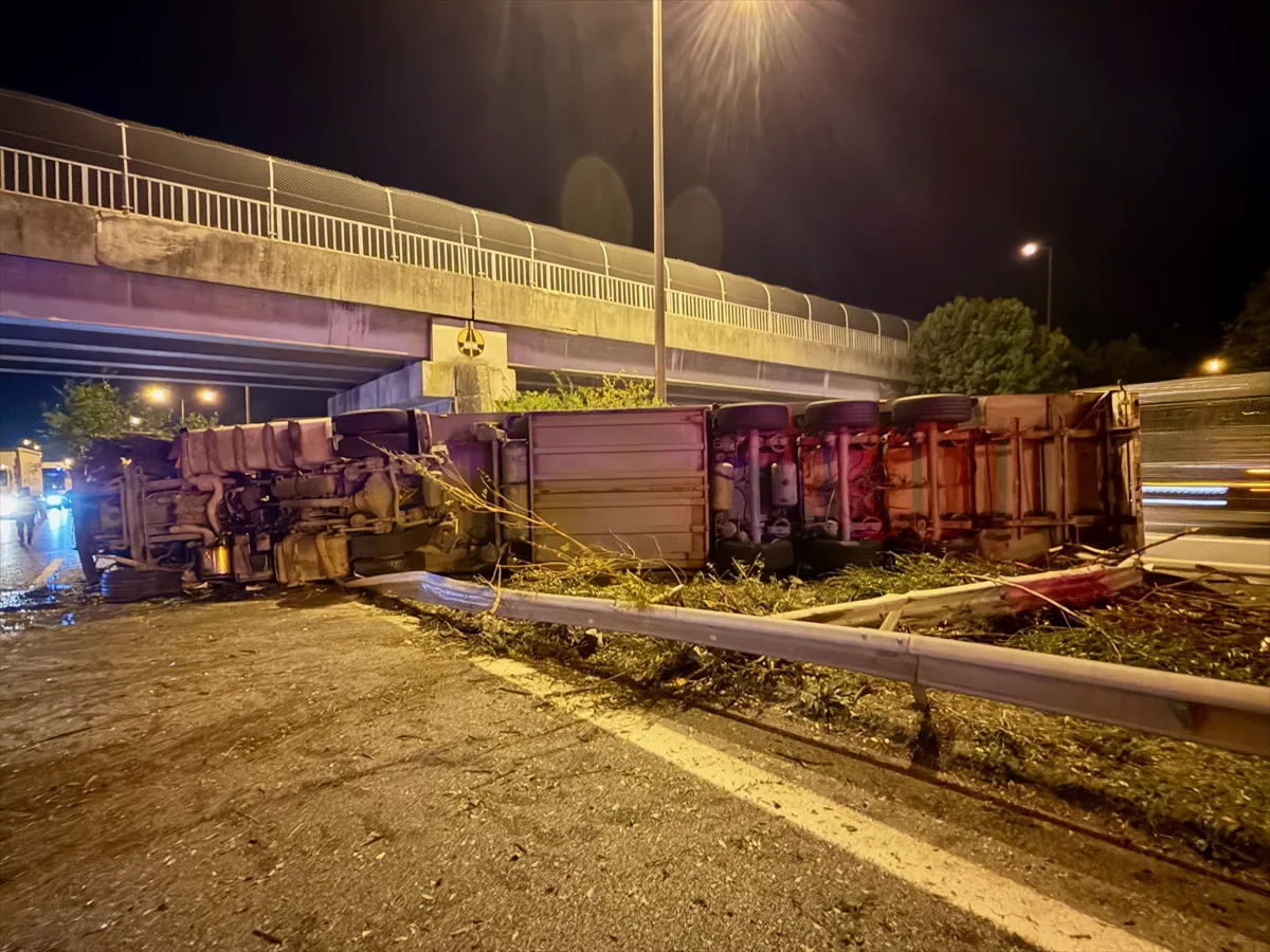 Düzce'de parfüm yüklü tır devrildi, sürücü hafif yaralandı ve trafik aksadı