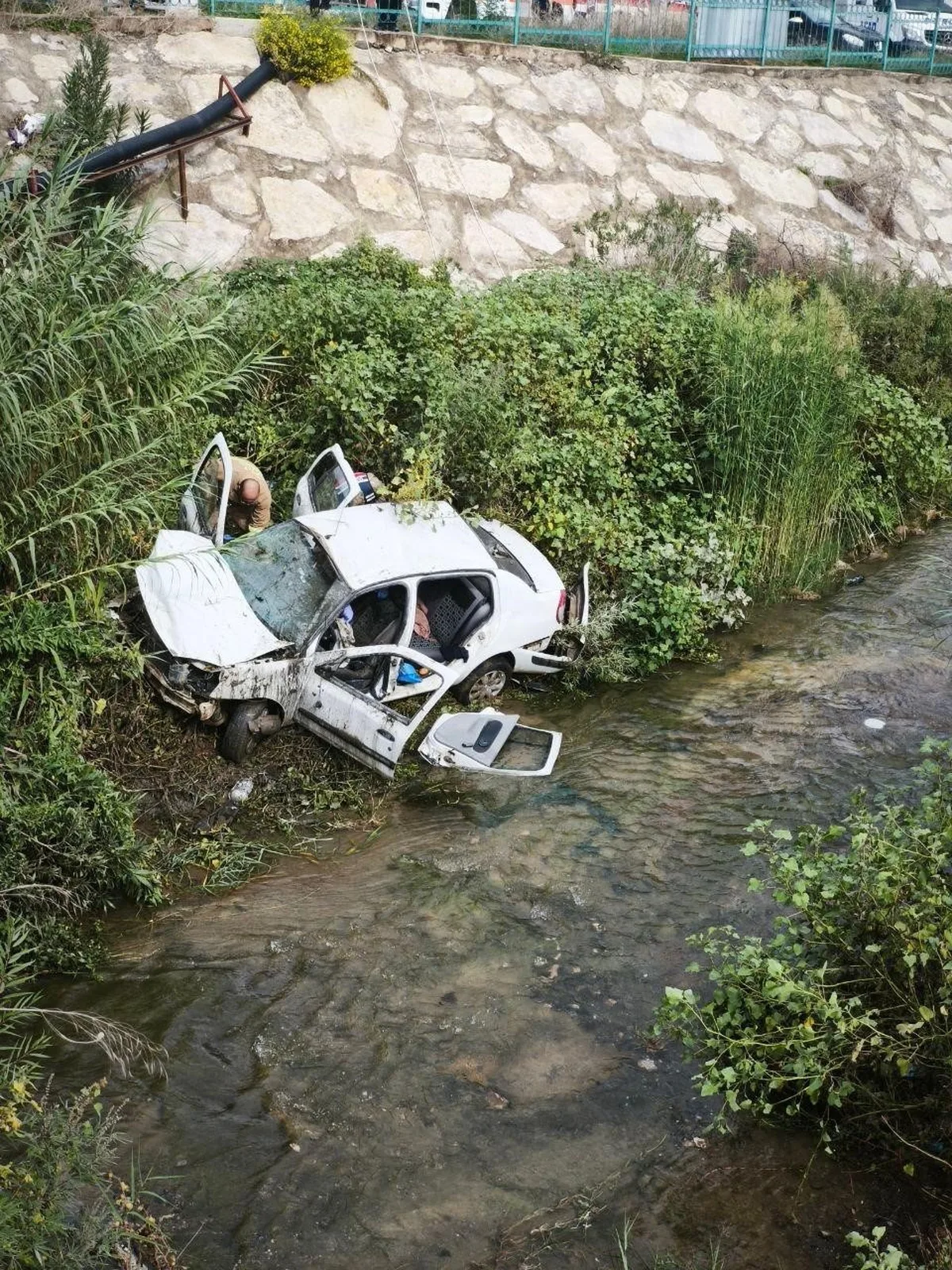 Hatay'da dereye uçan otomobilde 3 kişi yaralandı, AFAD ve itfaiye kurtardı