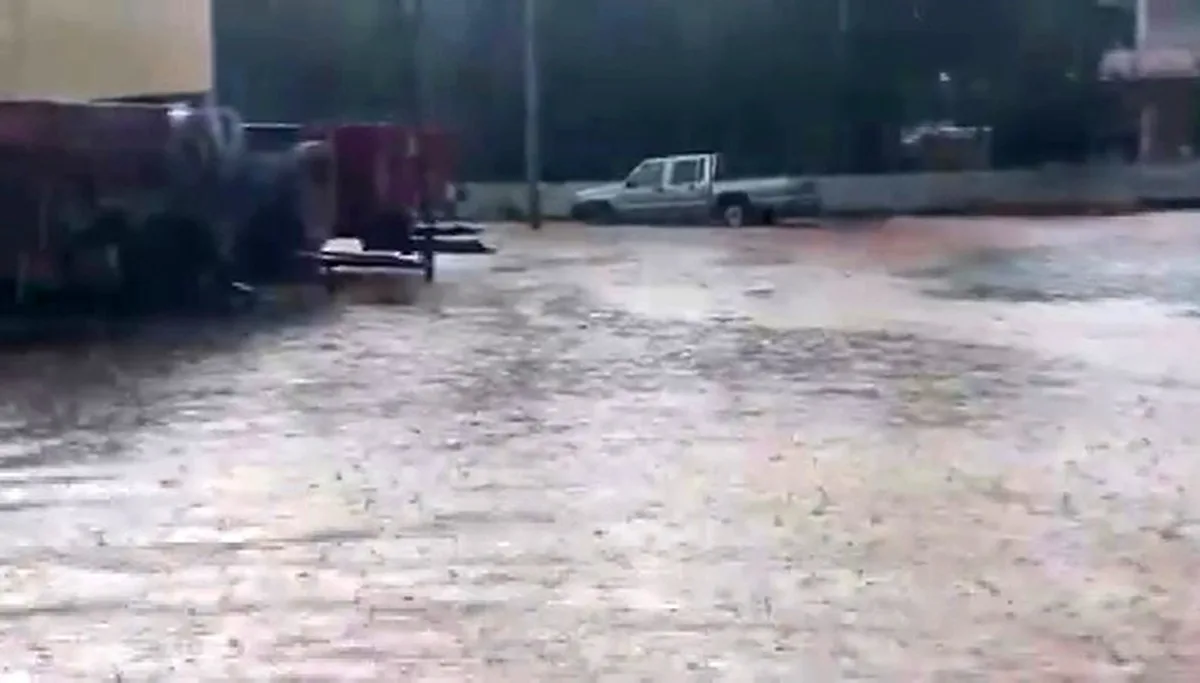 Gaziantep'te dolu ve sağanak hayatı olumsuz etkiledi, Oğuzeli'nde evleri su bastı