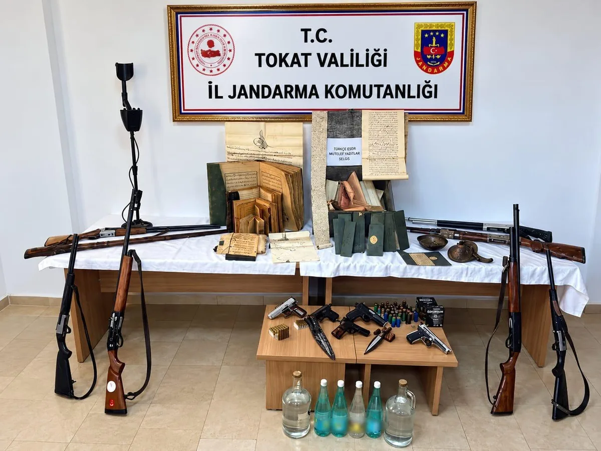Tokat Zile'de 7 adrese düzenlenen operasyonda silah ve tarihi eser ele geçirildi