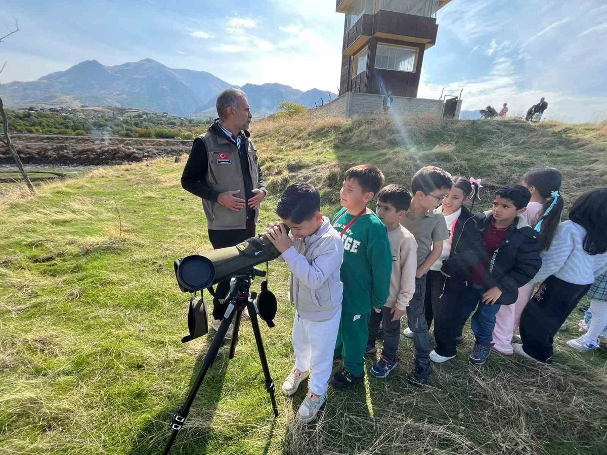 Elazığ'da 28 ilkokul öğrencisi İçme köyünde kuş gözlemciliği eğitimi aldı