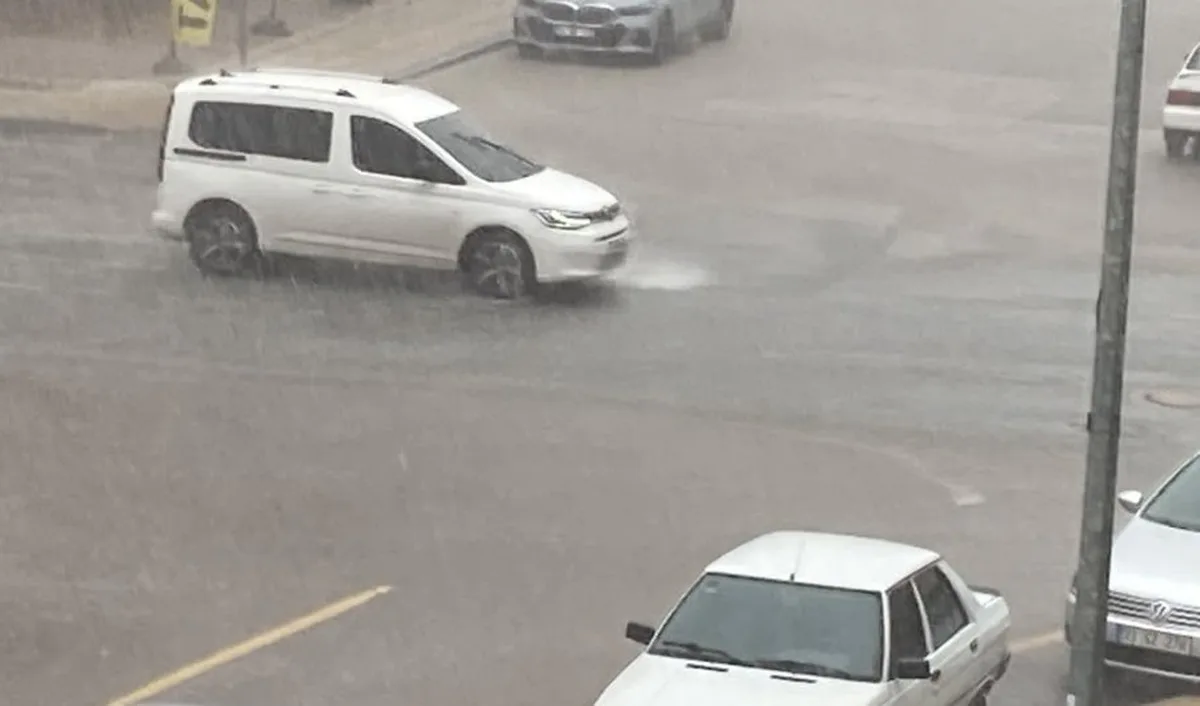 Mersin'de 4 gündür süren yağış Mezitli, Erdemli ve Silifke arasında etkili oldu