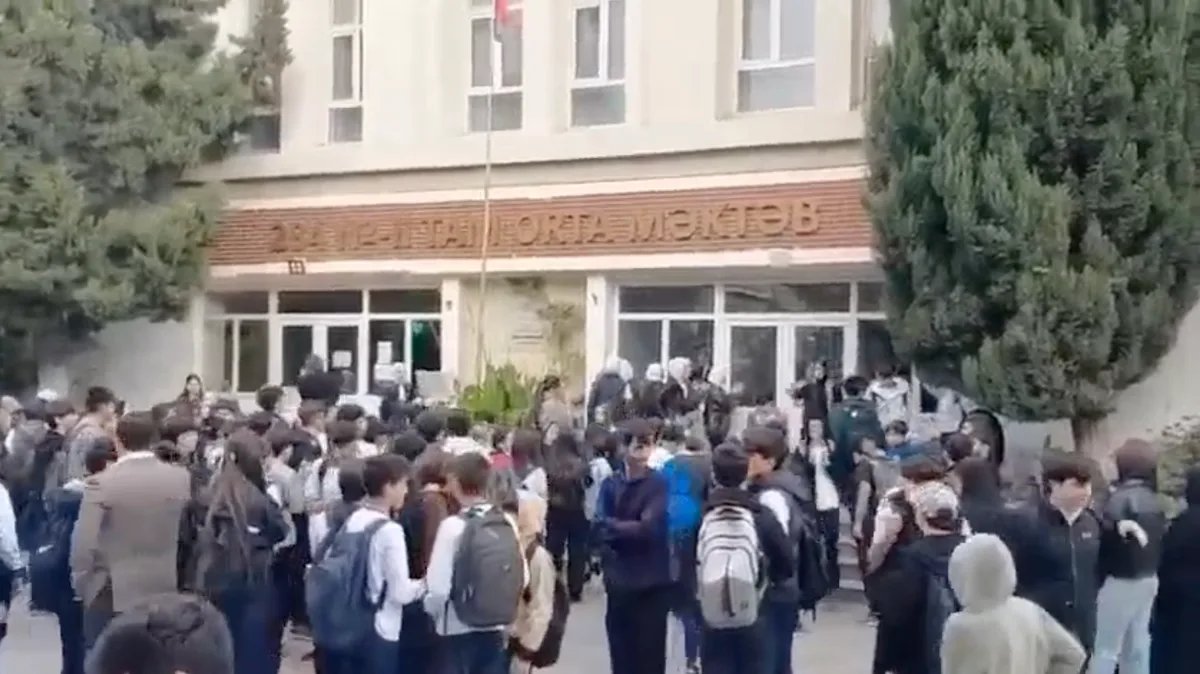Azerbaycan'da kıyafet kuralı protestolarına Türkiye'den tepki yağıyor