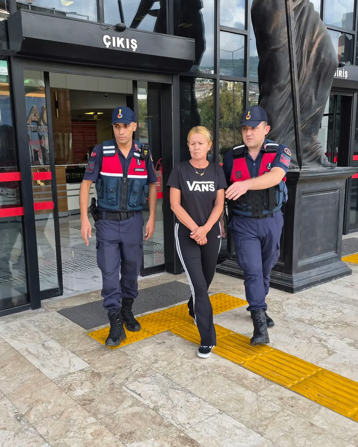 Alanya'da otel merdiveninden düşen Polonyalı turist 4 gün sonra öldü, eşi tutuklandı