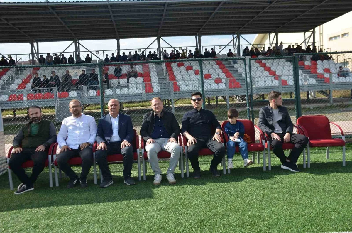 Bulanık Gençlerbirliği, Malazgirt 1071'i 2-0 yenip U14 C Grubu'nda şampiyon oldu
