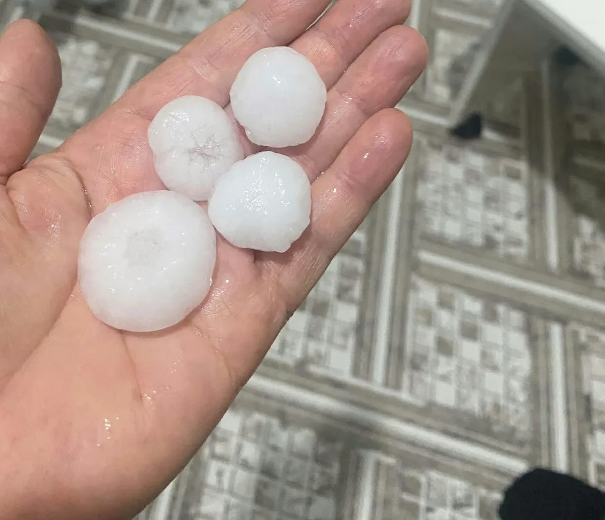 Hatay'da ceviz büyüklüğünde dolu yağdı, Altınözü ilçe stadyumu beyaza büründü