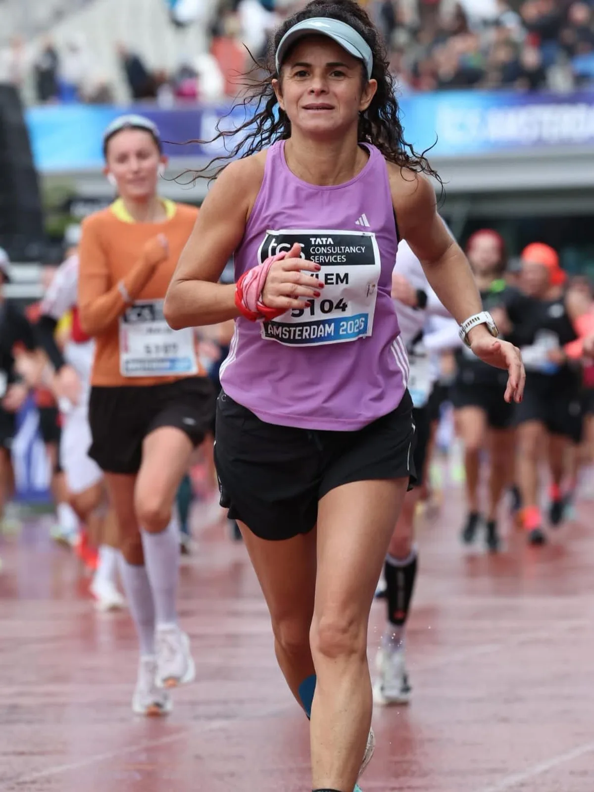 Efeler'deki anaokulu öğretmeni Amsterdam Maratonu'nu kişisel en iyi dereceyle bitirdi