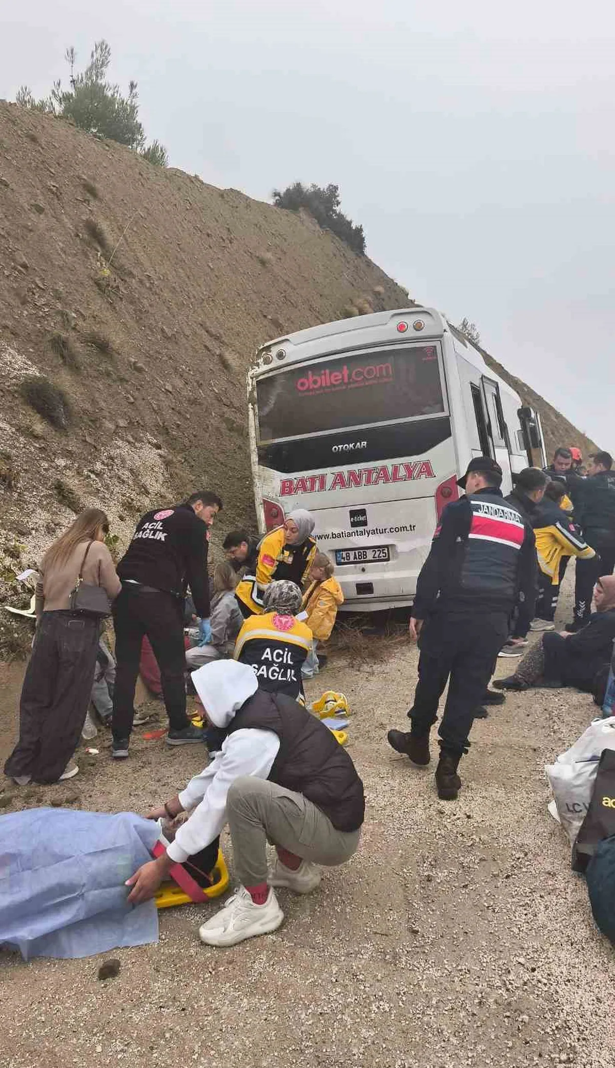 Antalya Korkuteli'de midibüs kayalıklara çarptı, 6'sı Rus 9 kişi yaralandı